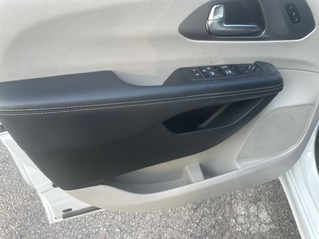 Used 2023 White Chrysler Touring L image 10