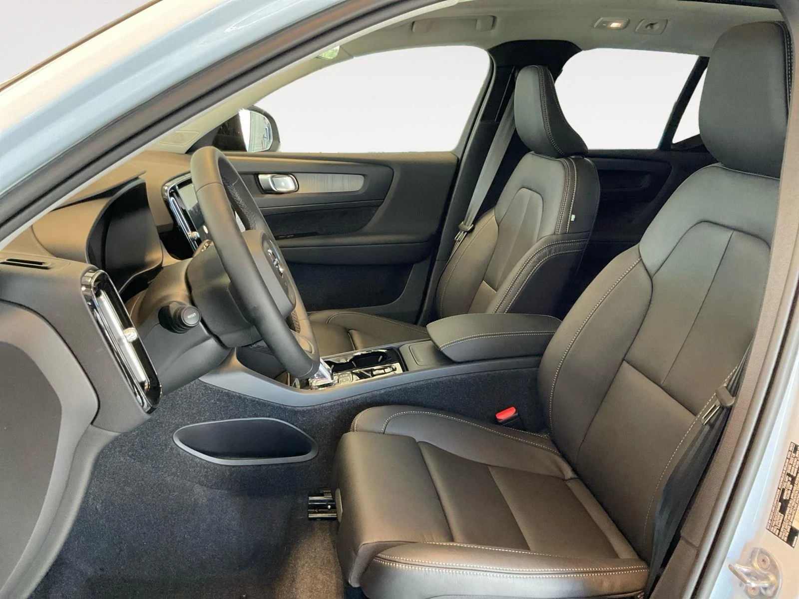 2026 Volvo XC40 Plus - Photo 9