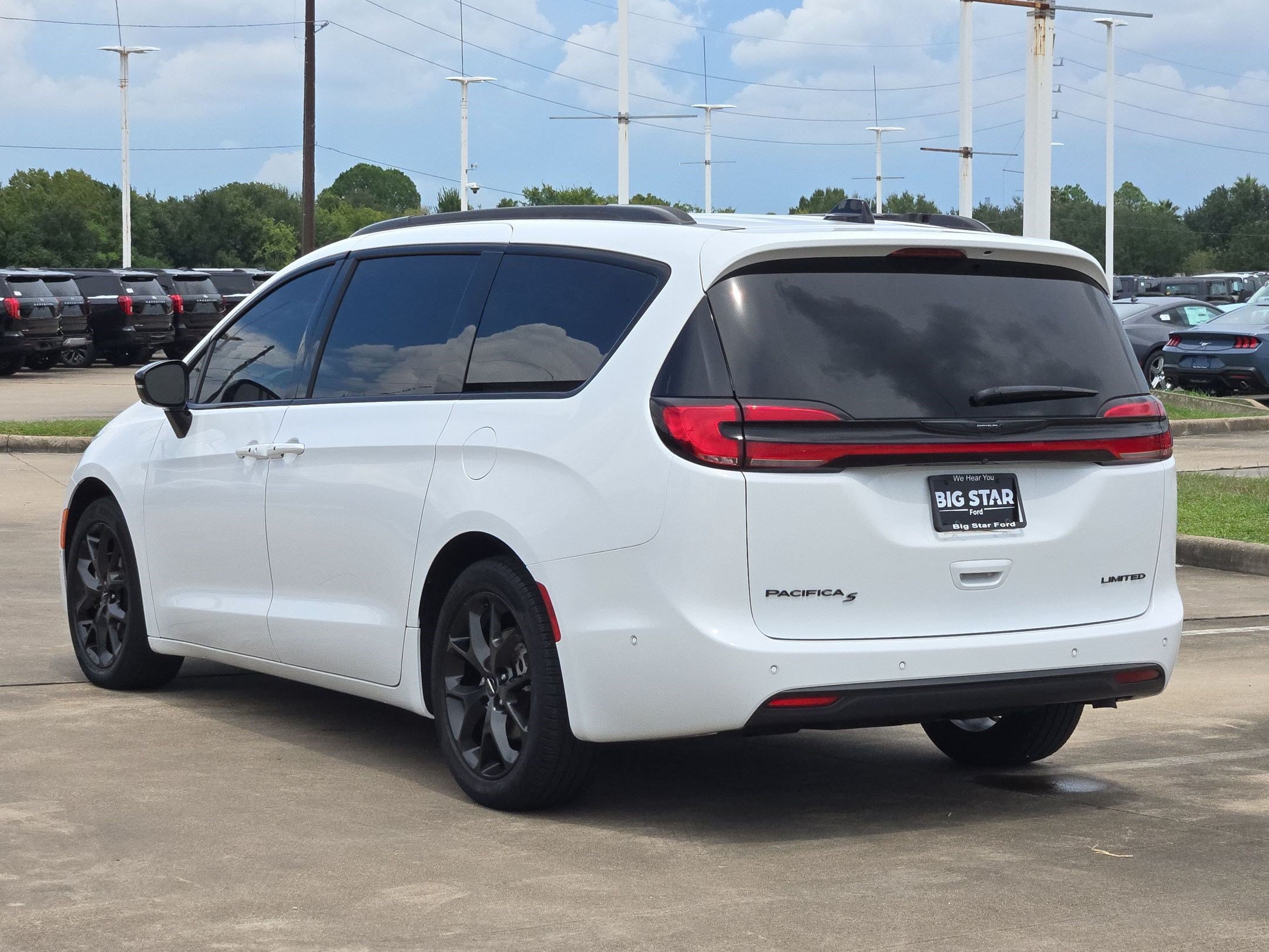 Used 2024 Bright White Clearcoat Chrysler Limited image 5