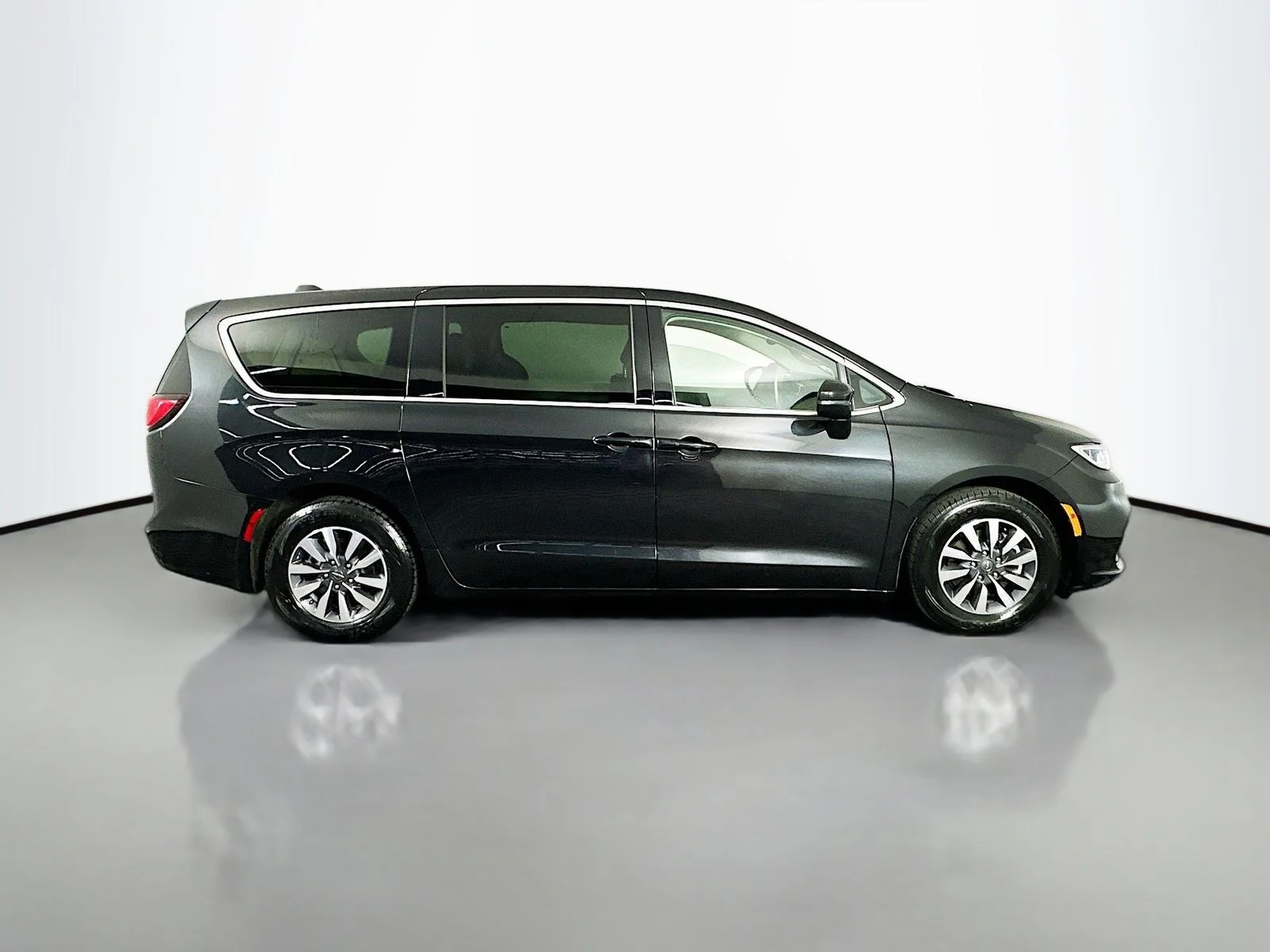 Used 2023 Brilliant Black Crystal Pearlcoat Chrysler Touring L image 9