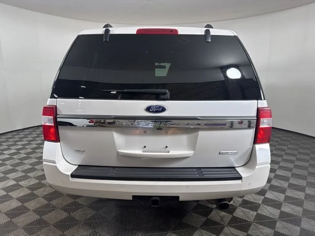 Used 2016 White Platinum Clearcoat Metallic Ford XLT image 22