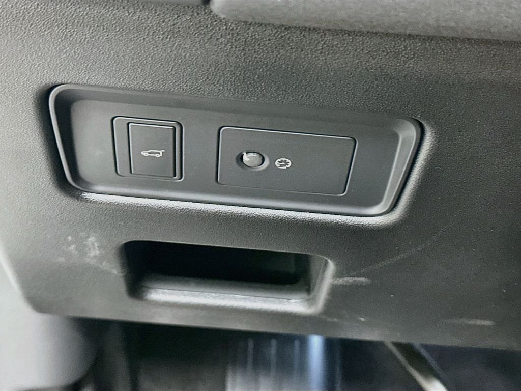 Used 2025 White Land Rover S image 11