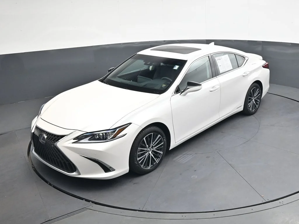 Used 2022 White Lexus 300h image 34