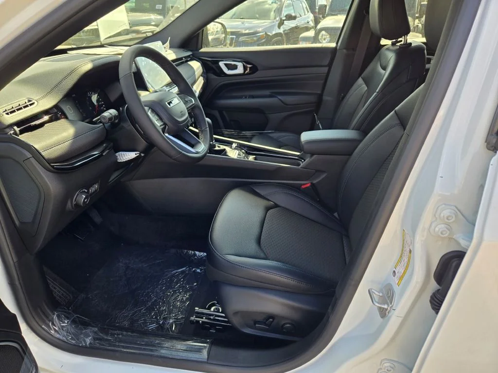 New 2026 Bright White Clearcoat Jeep Latitude image 20