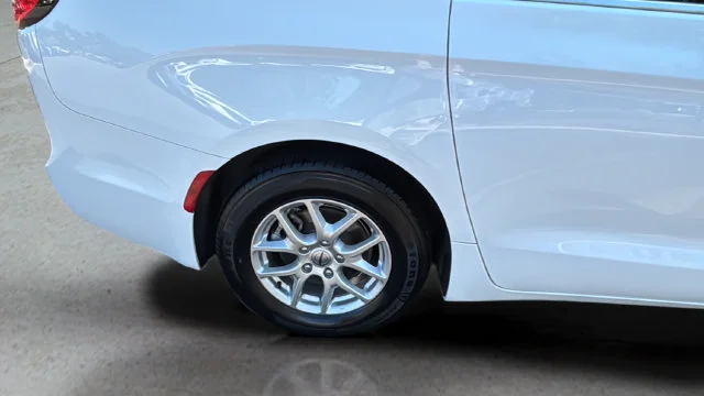 Used 2025 White Chrysler Select image 37