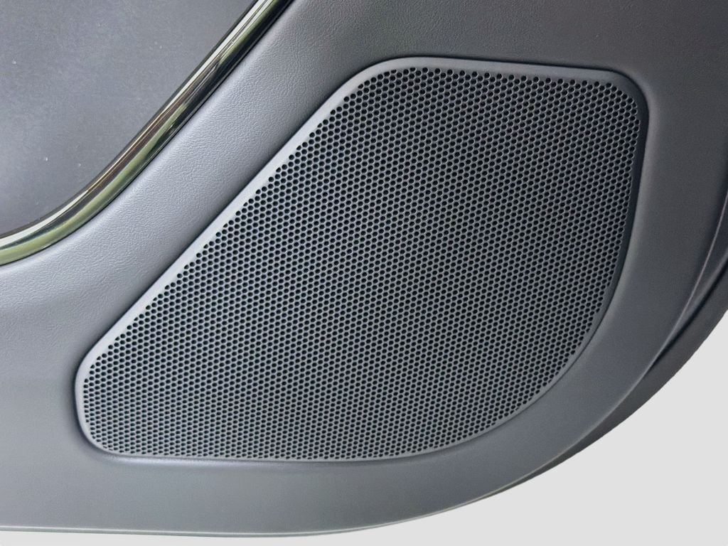 New 2027 Fuji White Land Rover SE image 19