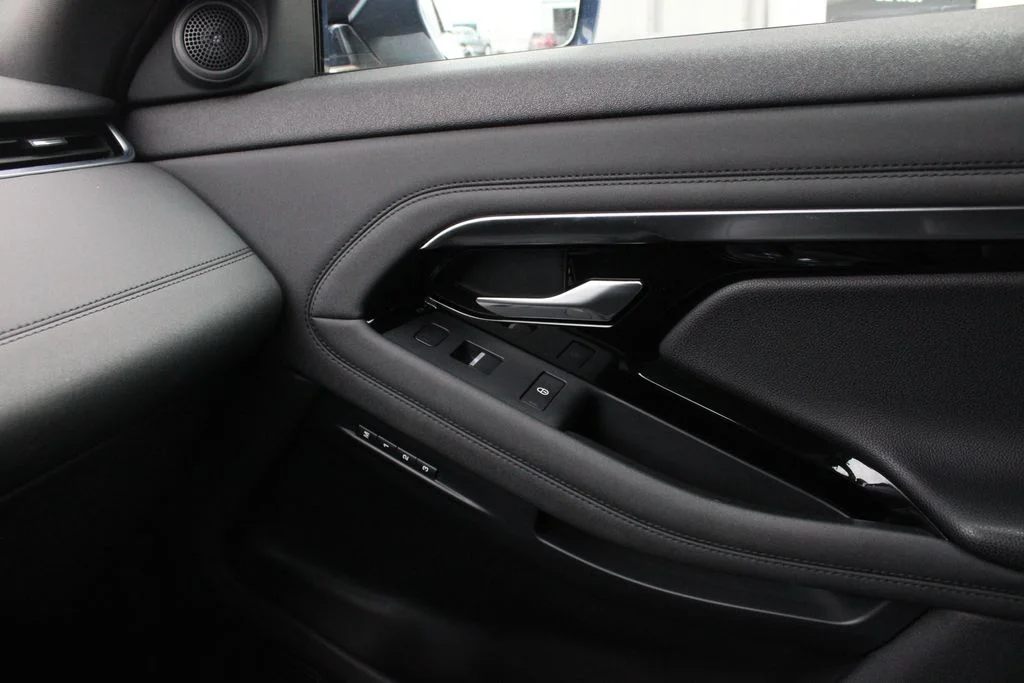 Used 2020 White Land Rover SE image 20