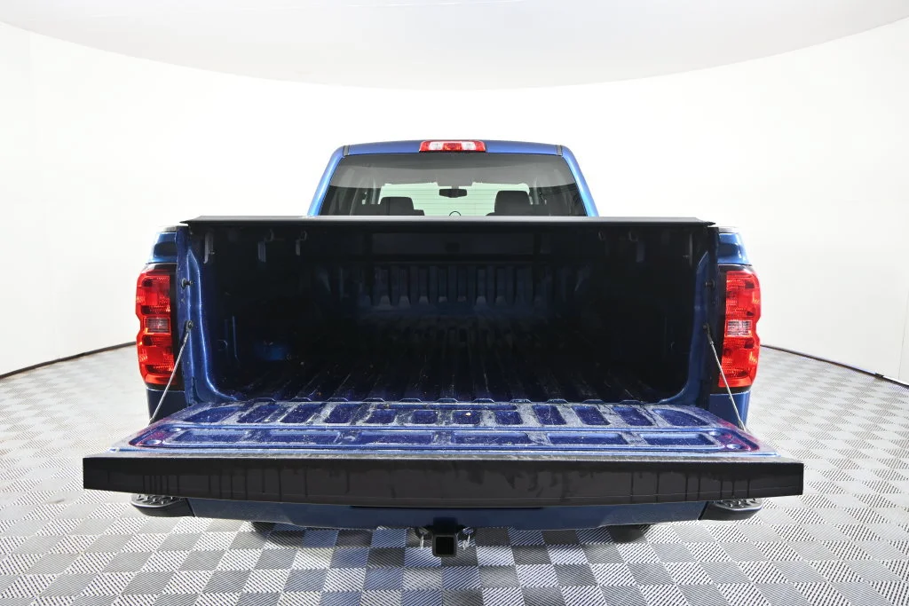 Used 2017 DEEP OCEAN BLUE METALLIC Chevrolet LT image 6