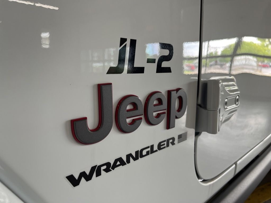 New 2026 Bright White Clear-Coat Exterior Paint Jeep Rubicon X image 17