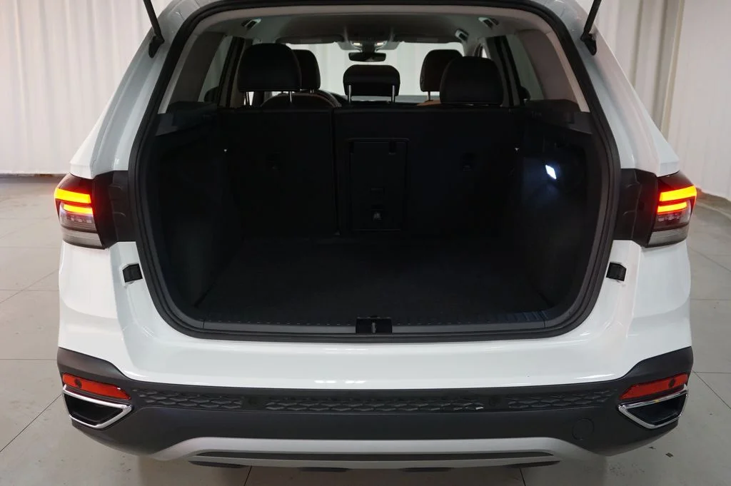Certified Used 2025 Pure White Volkswagen 1.5T SE image 16