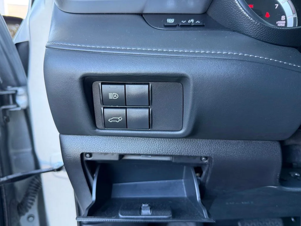 2022 Toyota Highlander LE - Photo 24