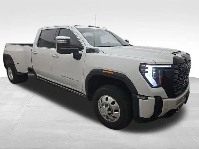 Used 2025  GMC Denali Ultimate image 2