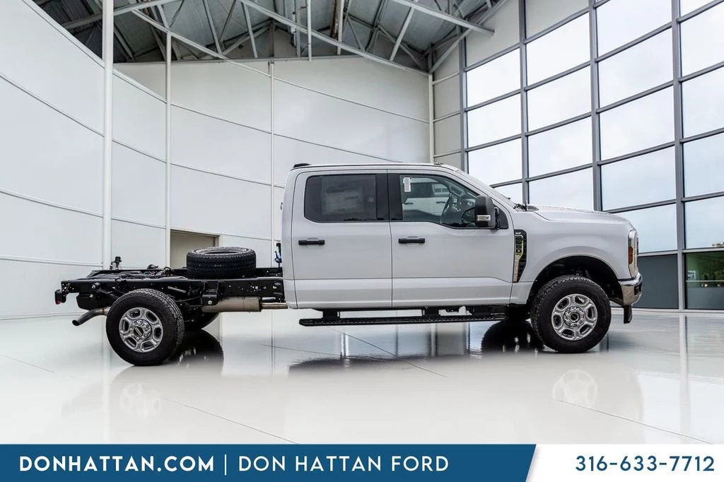 New 2026 Oxford White Ford F-350® XLT image 30