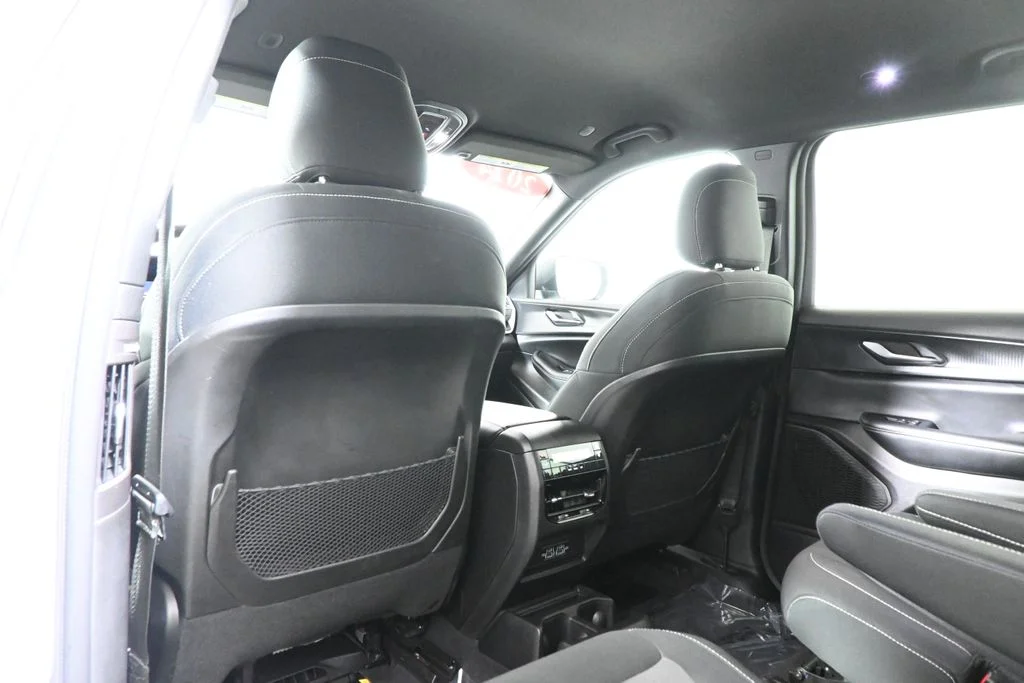 Used 2024 White Jeep Laredo image 32