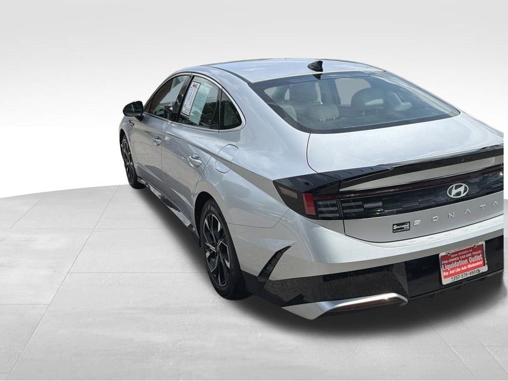Used 2025 Silver Hyundai SEL image 9