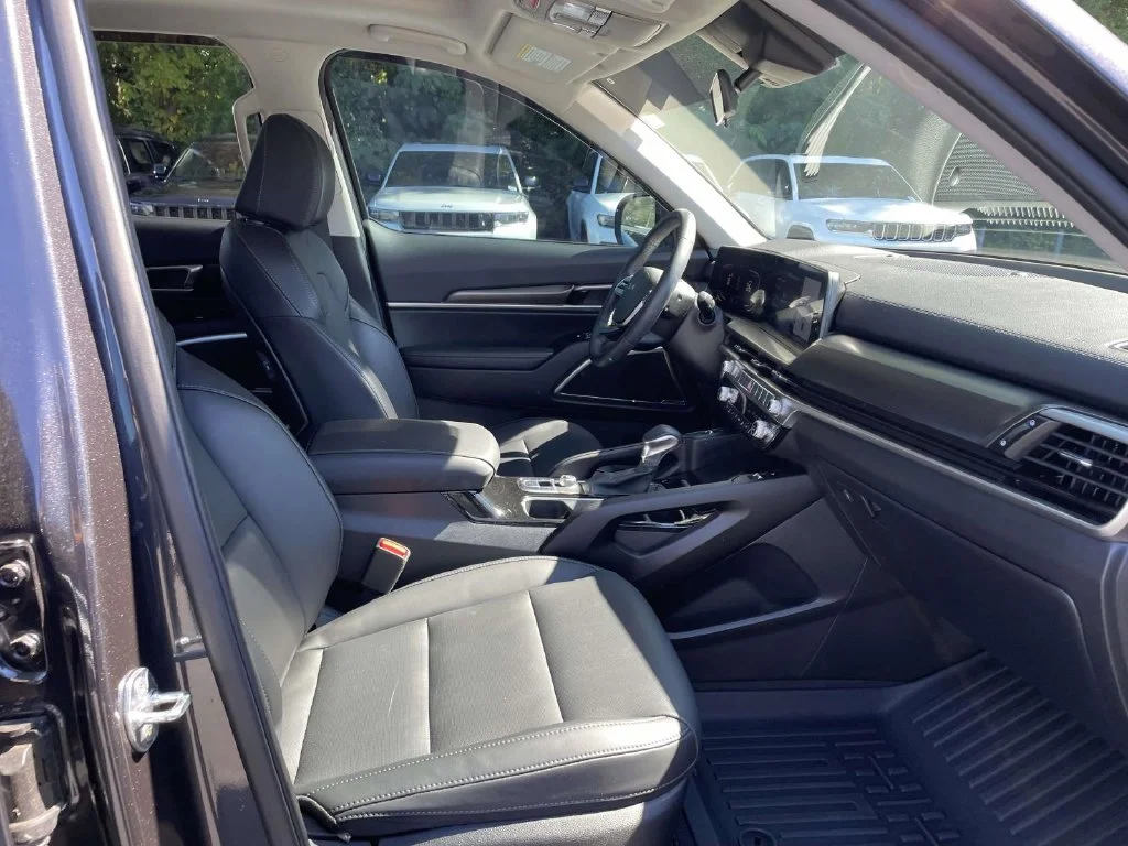 Used 2025  Kia S image 15