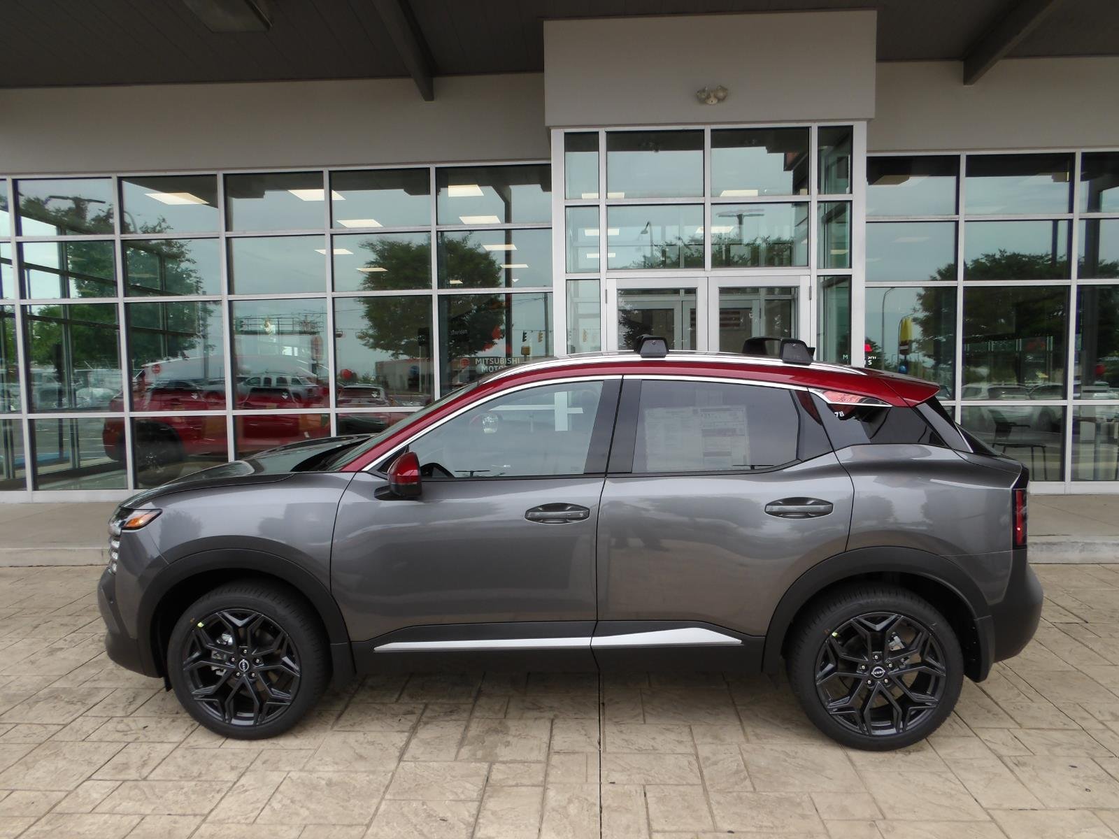 New 2026 Gun Metallic / Scarlet Ember Tintcoat Two-tone Nissan SR image 4