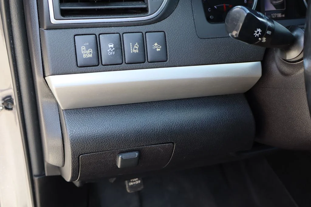 Used 2016 Gray Toyota XSE V6 image 12