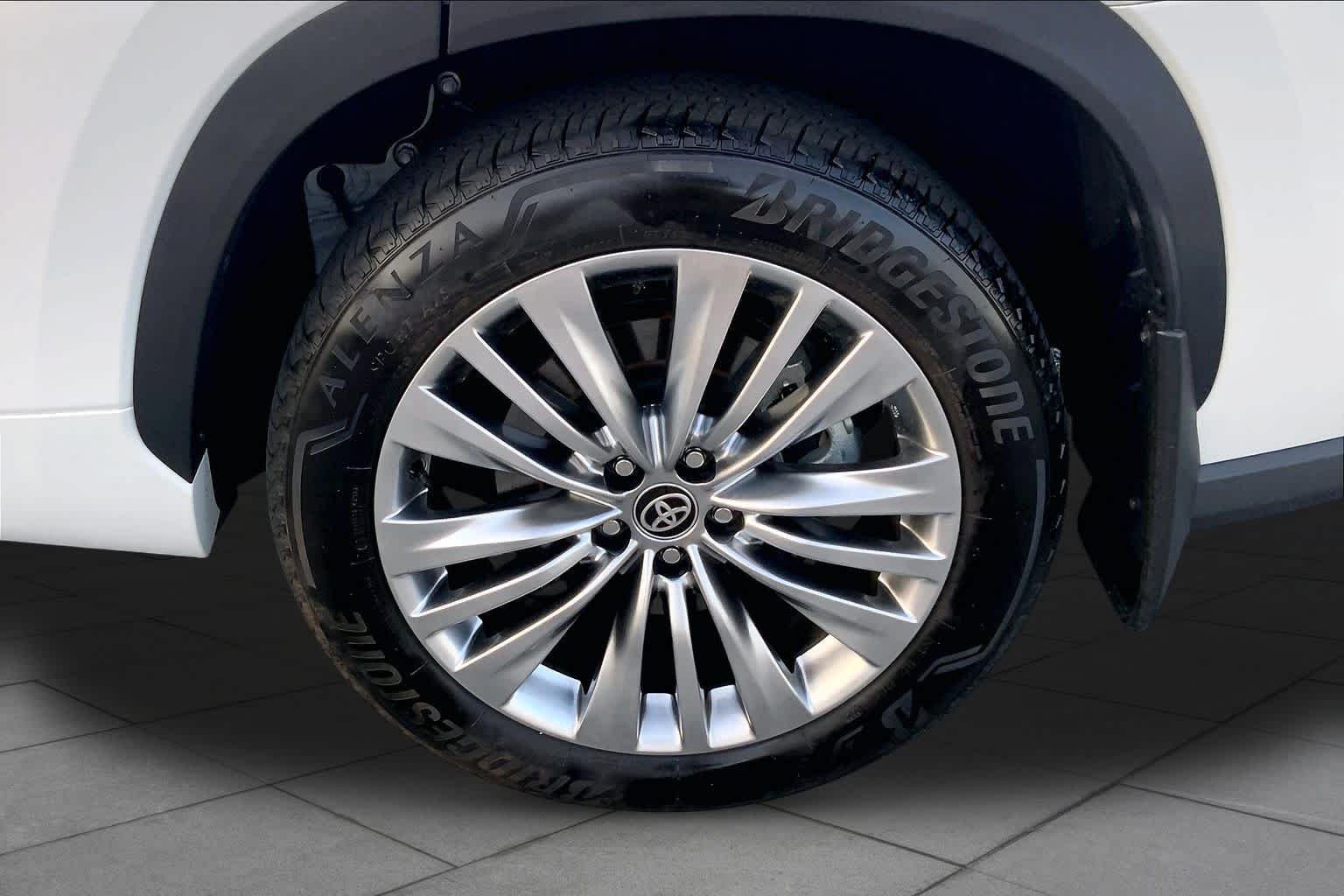 Used 2026 Wind Chill Pearl Toyota Hybrid Platinum image 10