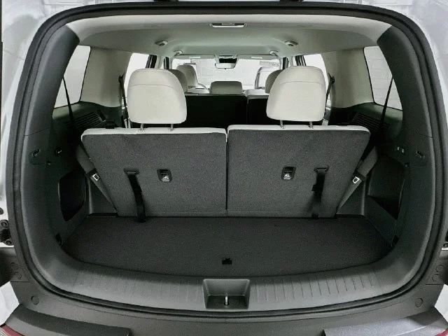 New 2027 White Hyundai SE image 21
