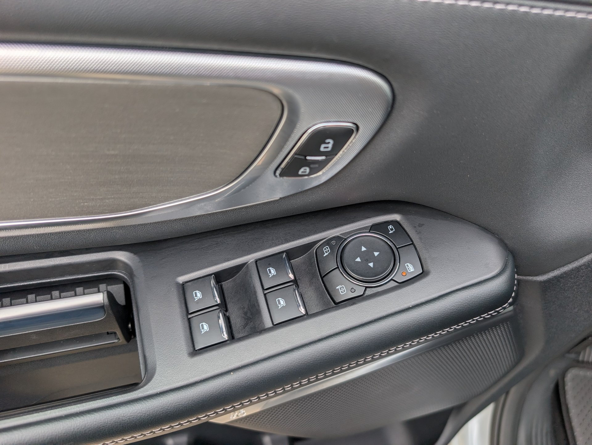 Used 2025 Silver Ford Platinum image 21