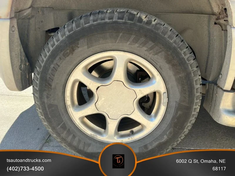 Used 2001 Silver GMC Denali Sport Utility 4D image 10
