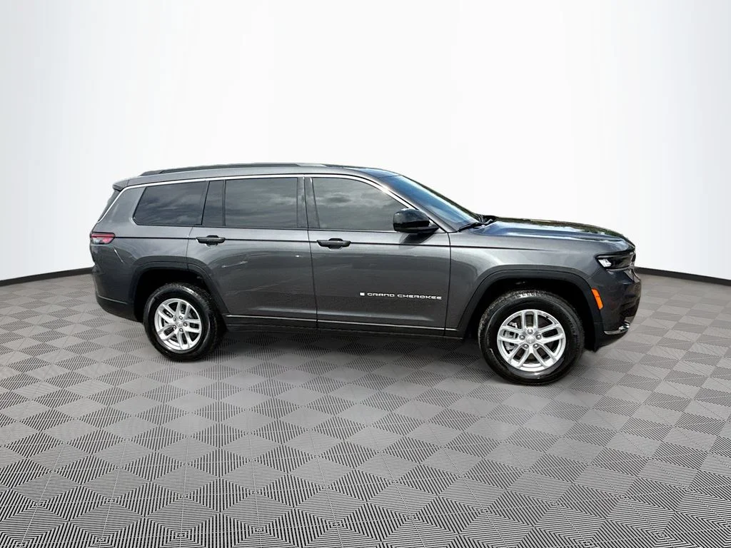 Used 2025 Gray Jeep Laredo image 5
