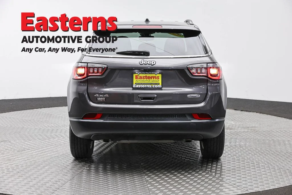 Used 2024  Jeep Latitude image 6