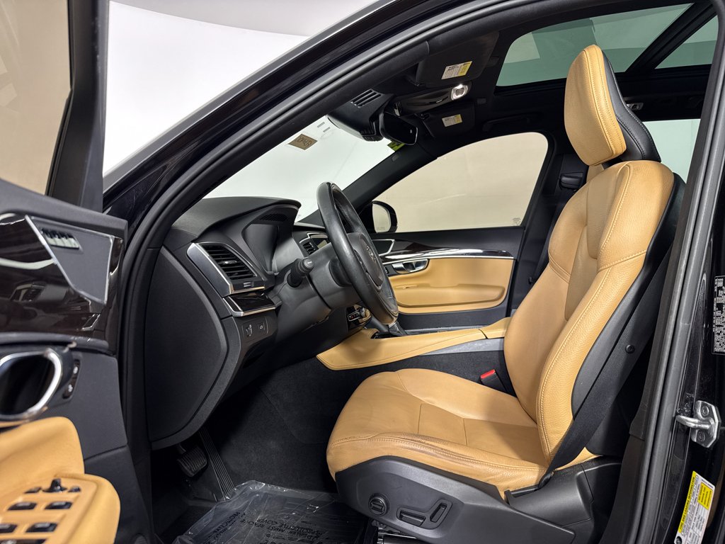 Used 2019 Onyx Black Metallic Volvo Momentum image 6