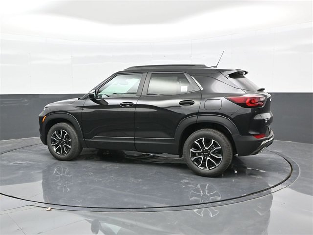 New 2026 Mosaic Black Metallic Chevrolet ACTIV image 4