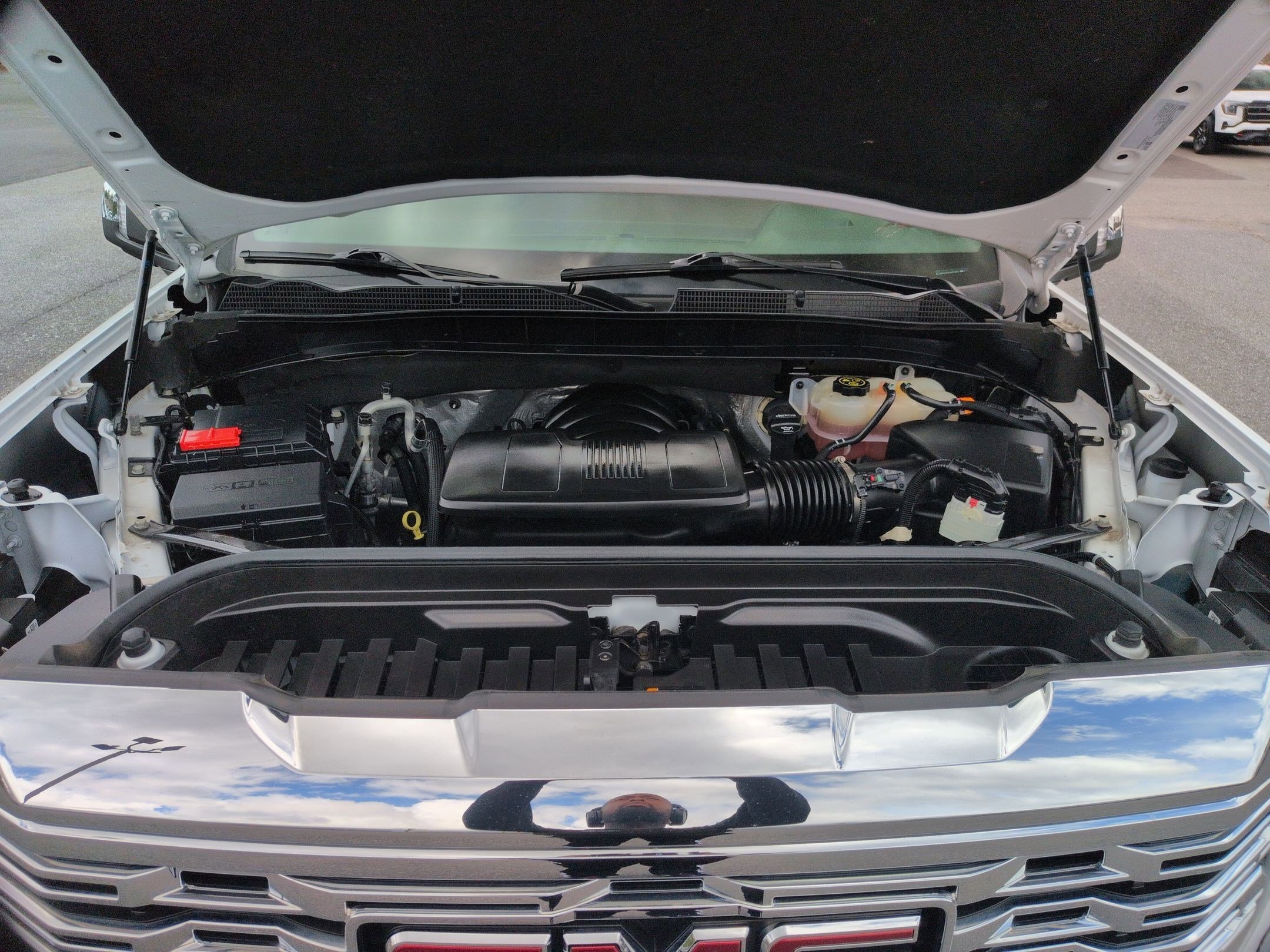 Used 2022 White Frost Tricoat GMC Denali image 17