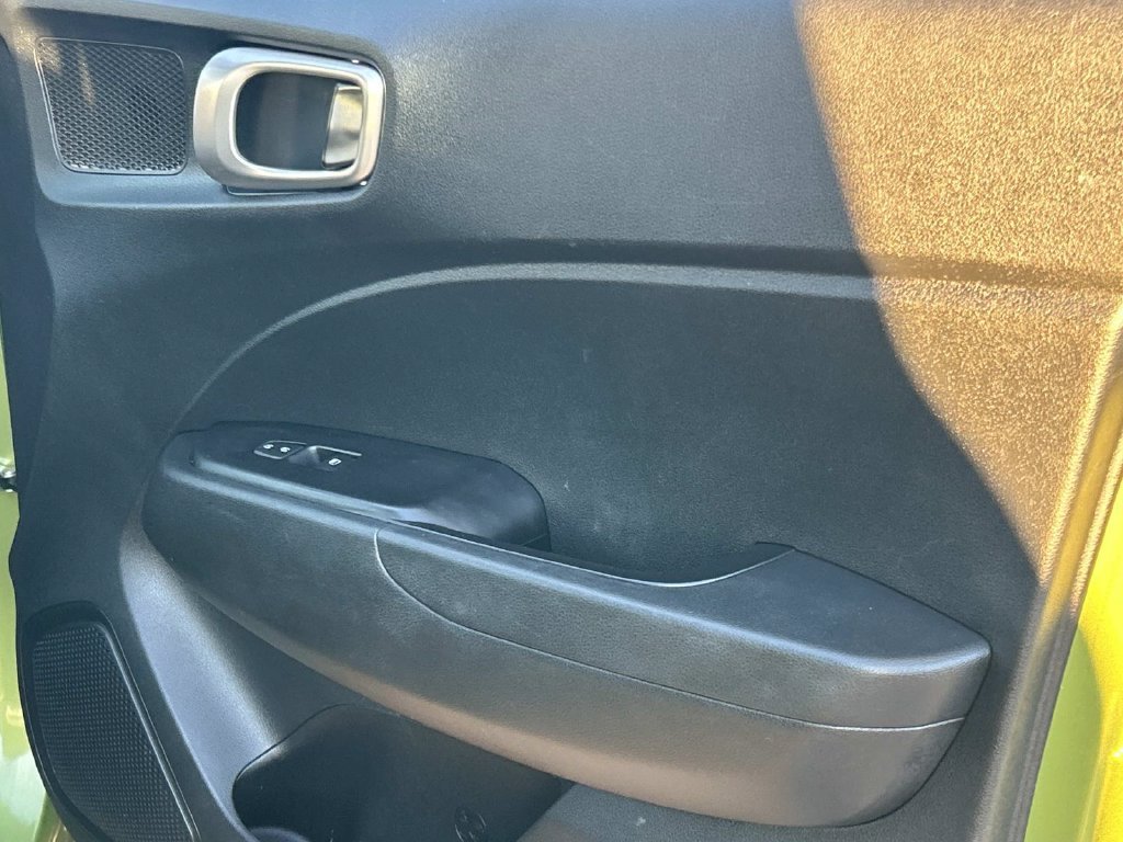 Used 2022 Green Hyundai SEL image 24