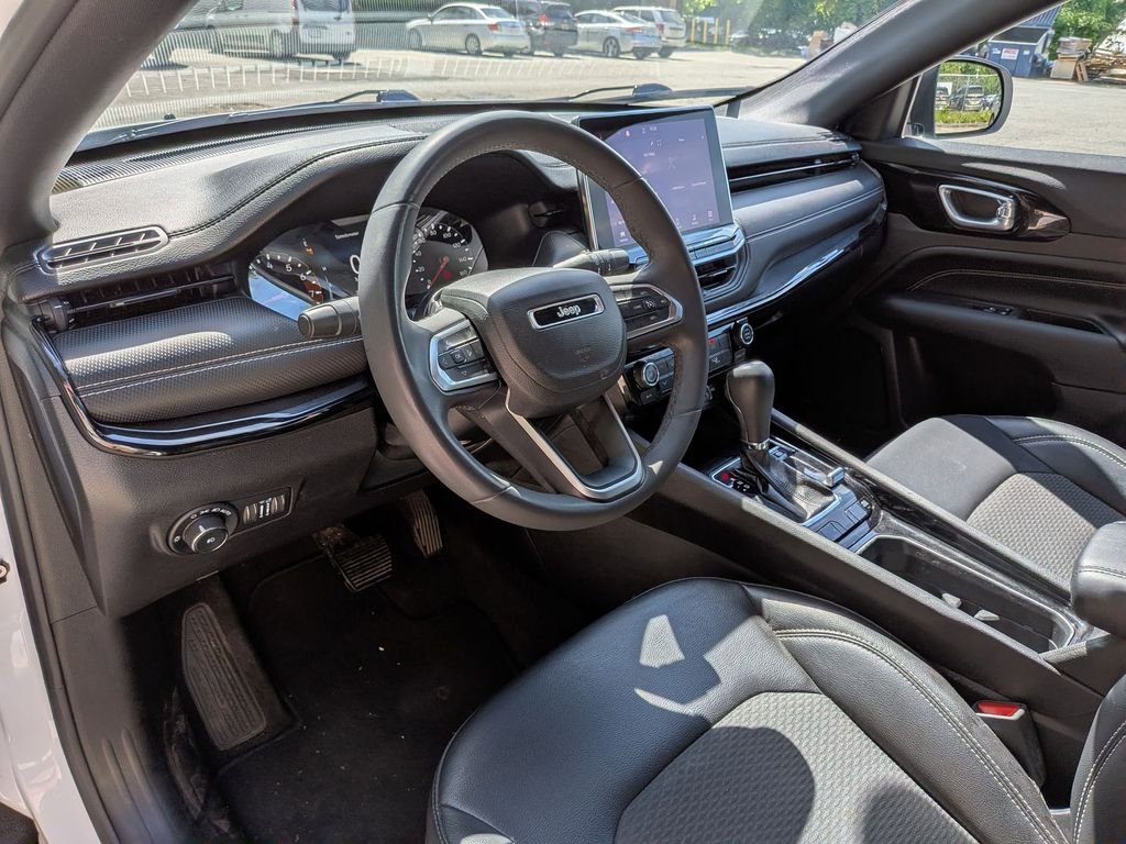 Used 2023 White Jeep Latitude image 12