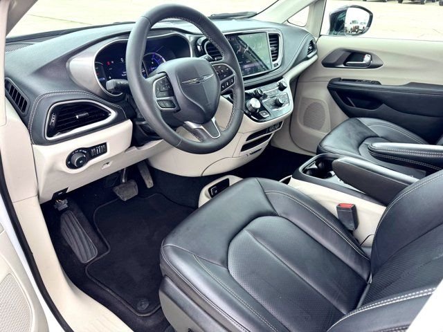 Used 2024 White Chrysler Select image 12