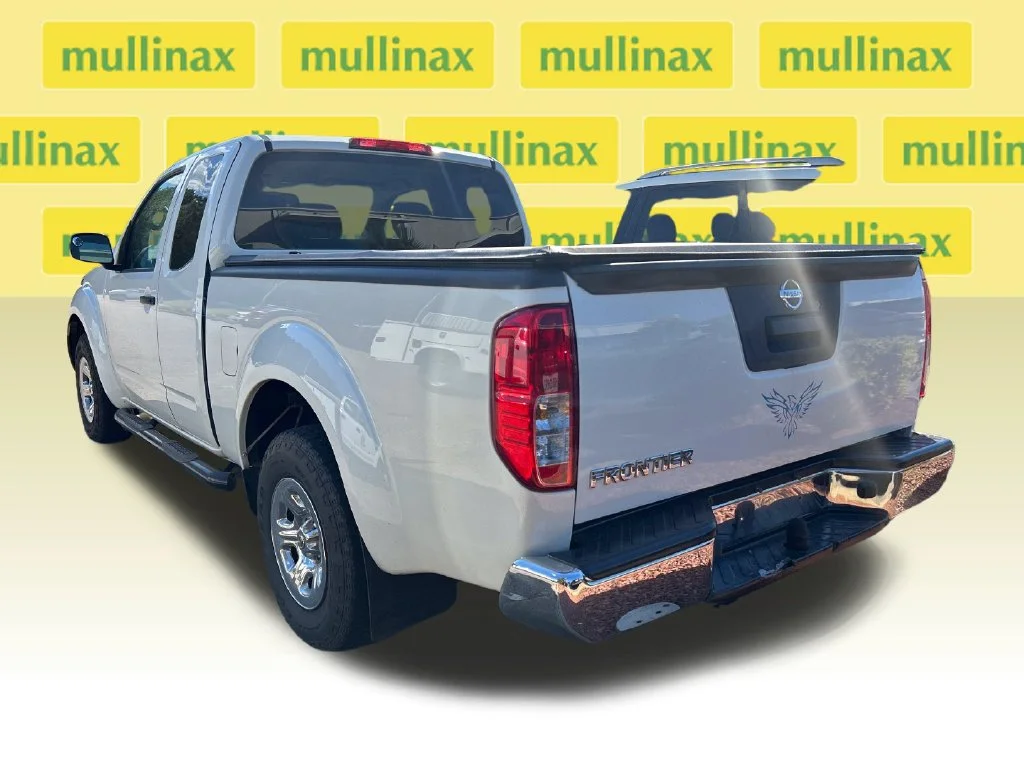 Used 2016  Nissan  image 2