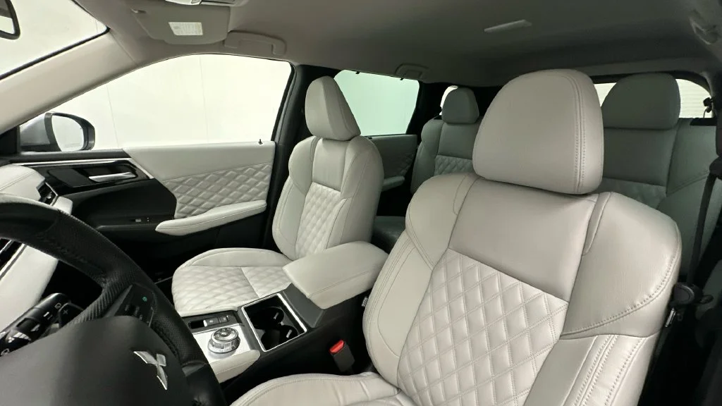 Used 2023 Gray Mitsubishi SEL Black Edition image 9