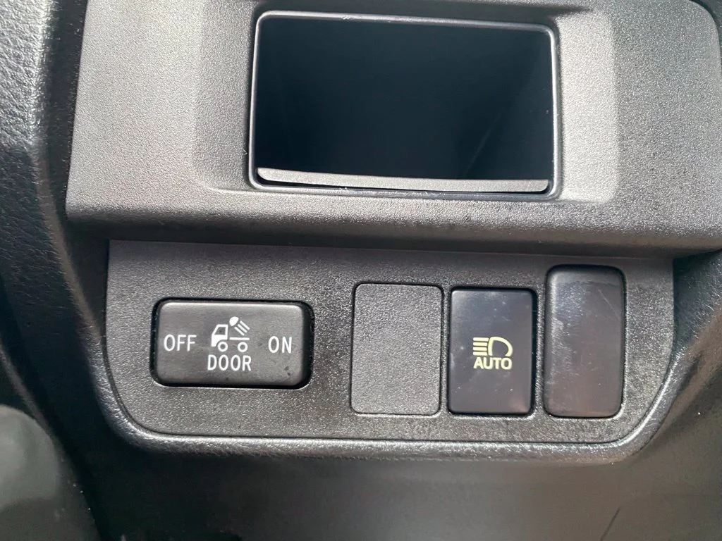 Used 2018 Silver Toyota SR5 image 25