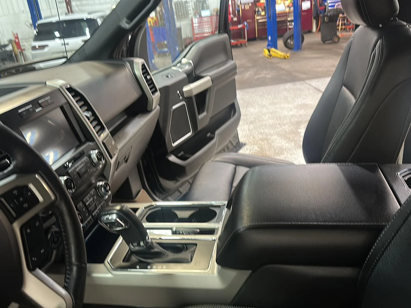 Used 2019 Agate Black Metallic Ford LARIAT image 26