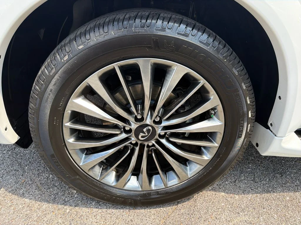 Used 2018 Moonstone White INFINITI  image 15