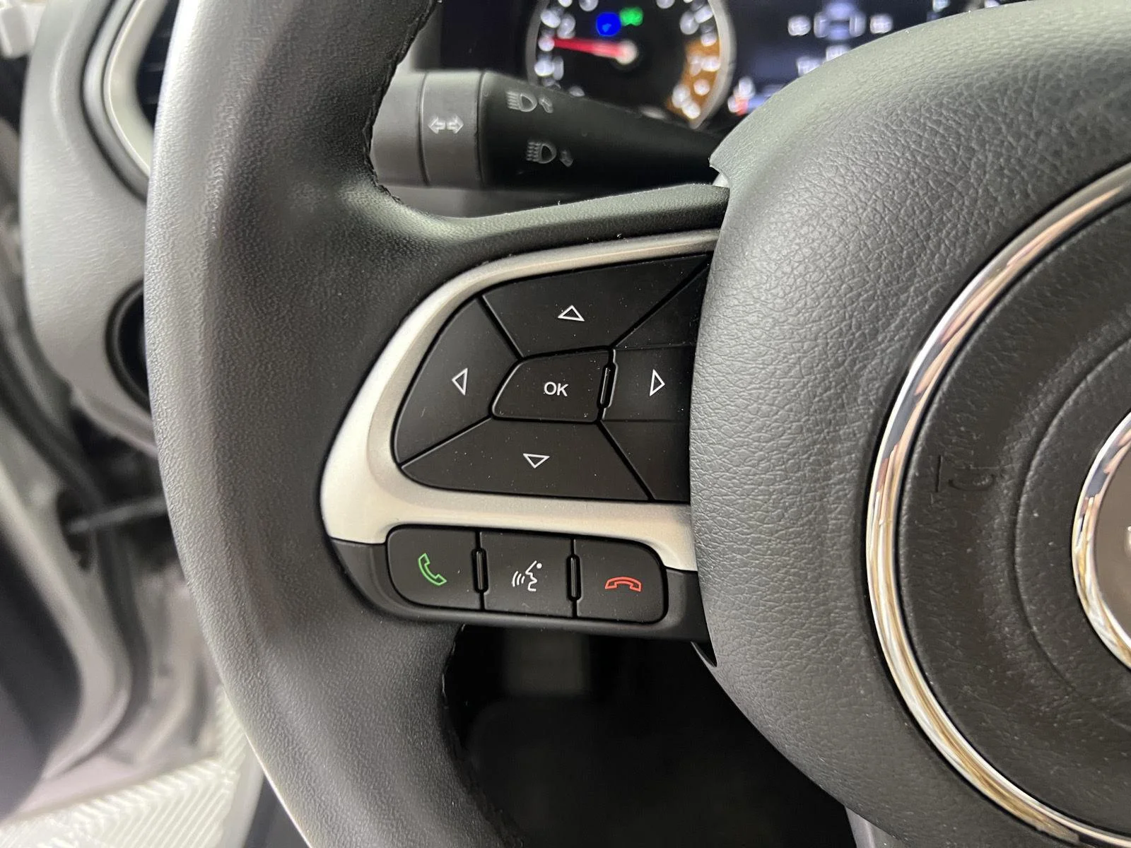 Used 2021 Glacier Metallic Clearcoat Jeep Latitude image 15
