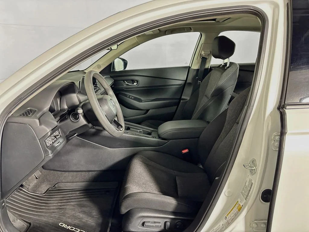 Used 2025 Platinum White Pearl Honda SE image 11
