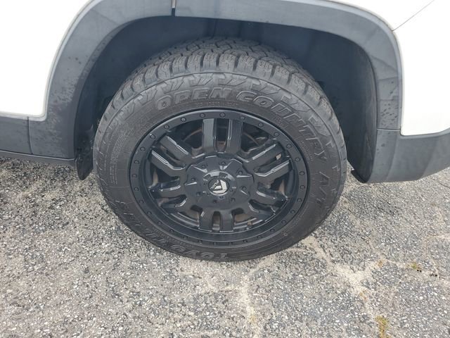 Used 2018 White Jeep Latitude Plus image 30