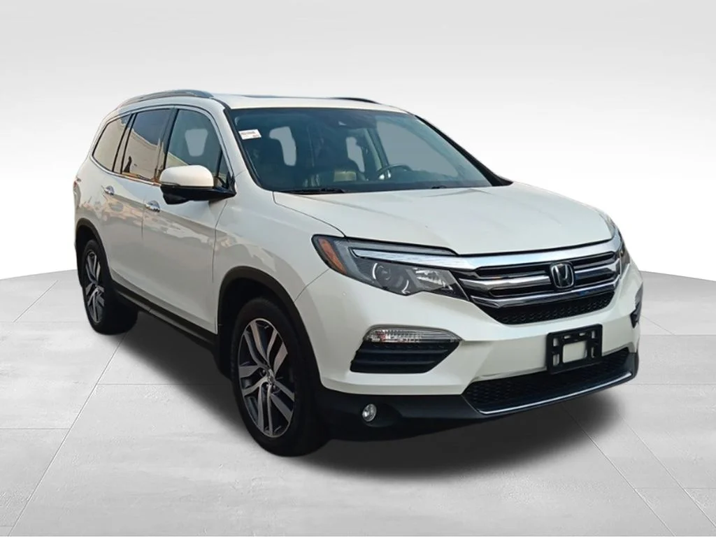Used 2017 White Diamond Pearl Honda Touring image 9