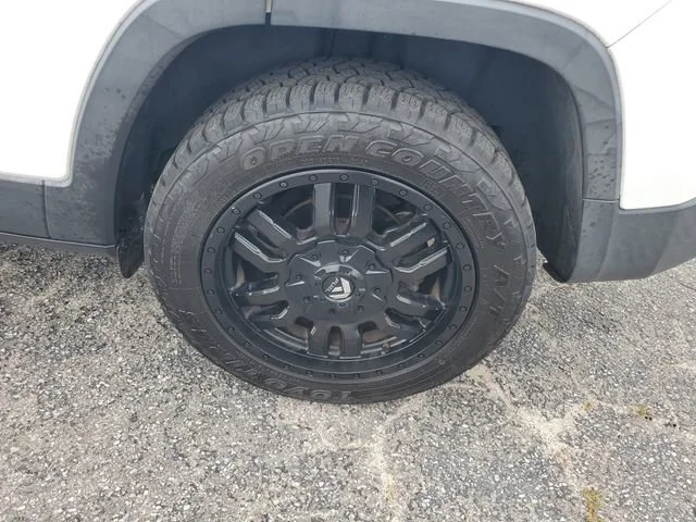 Used 2018 White Jeep Latitude Plus image 30