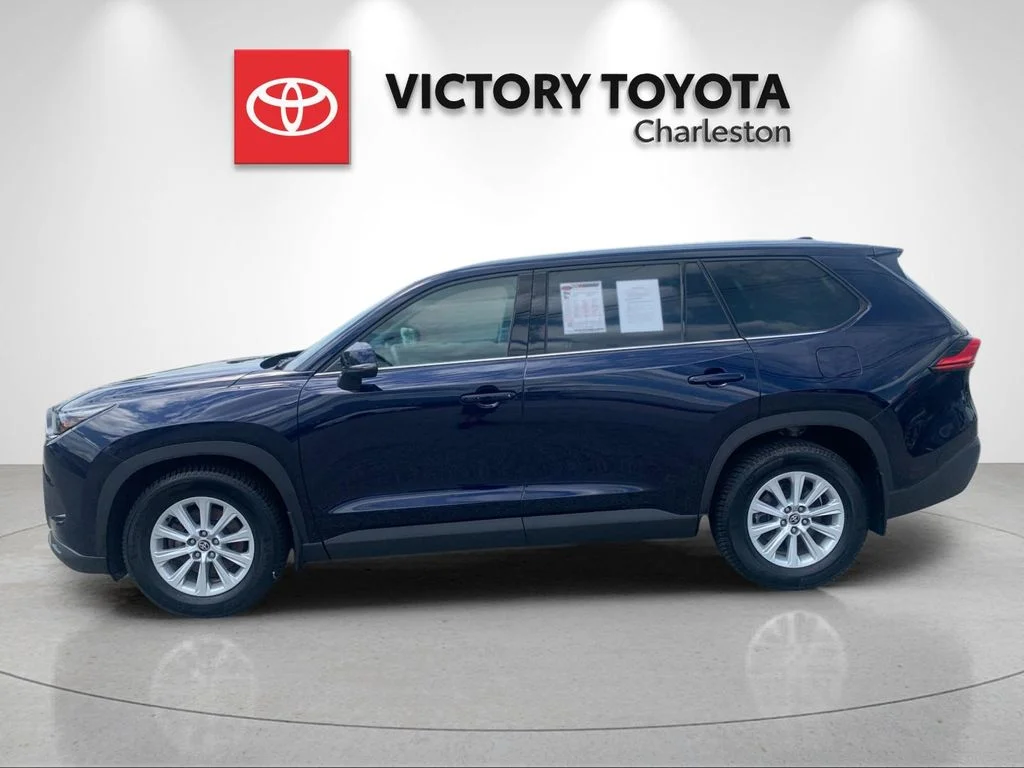 Used 2024  Toyota XLE image 2