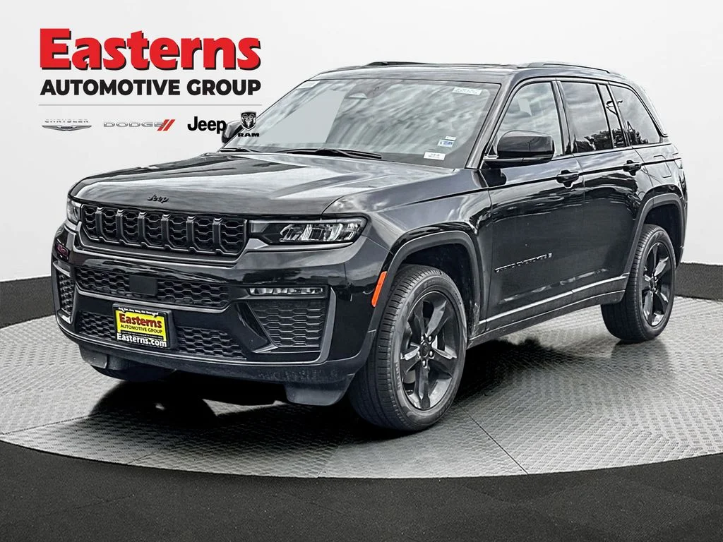 New 2026 Diamond Black Crystal Pearl-Coat Exterior Paint Jeep Limited image 1