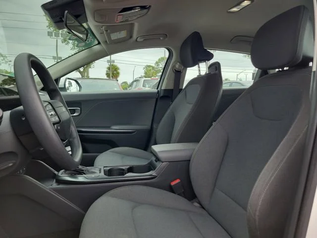 2025 Kia K4 LXS - Photo 17