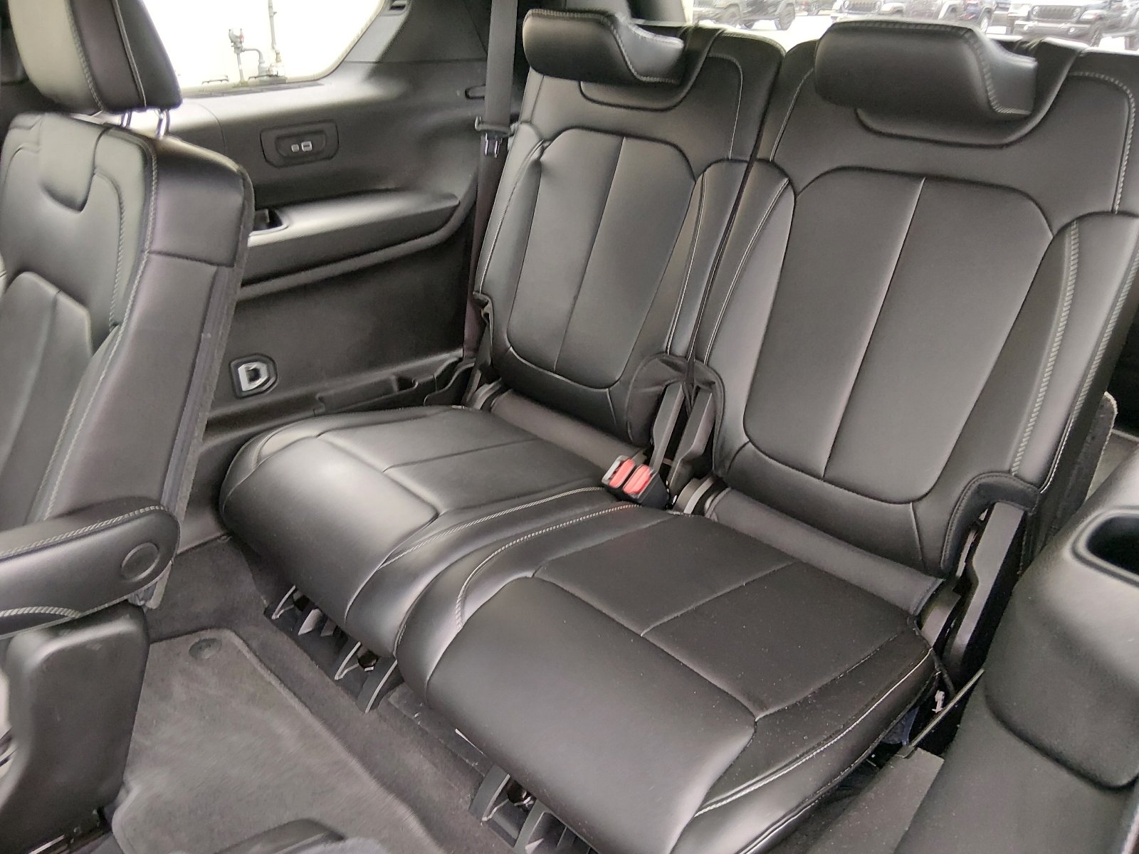 Used 2025 Diamond Black Crystal Pearl Coat Jeep Limited image 12