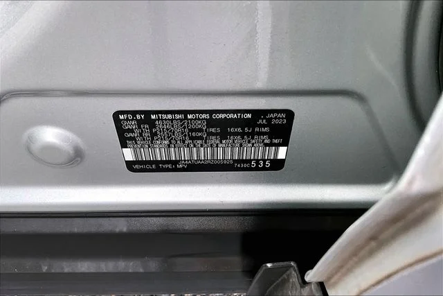 Used 2024 Silver Mitsubishi ES image 17