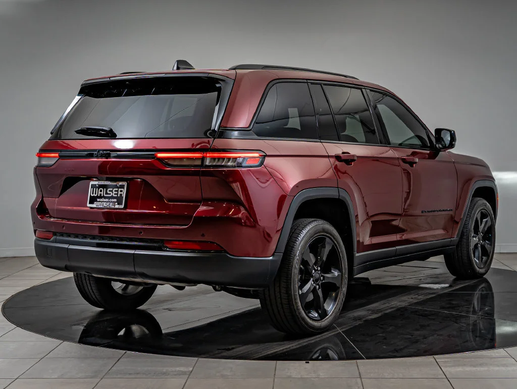 Used 2023 Velvet Red Pearlcoat Jeep Altitude image 5
